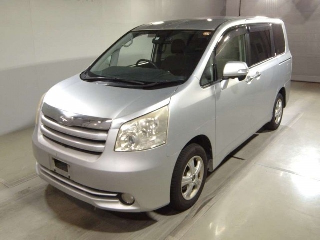 2010 TOYOTA NOAH